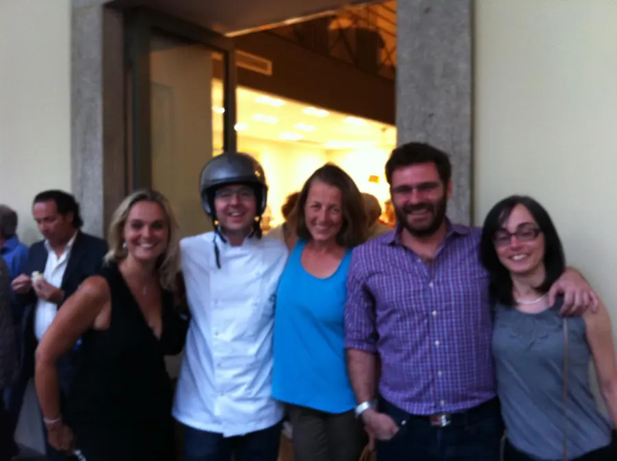 Chiara con Alberto Marchetti e gli amici all'inaugurazione in Via Po