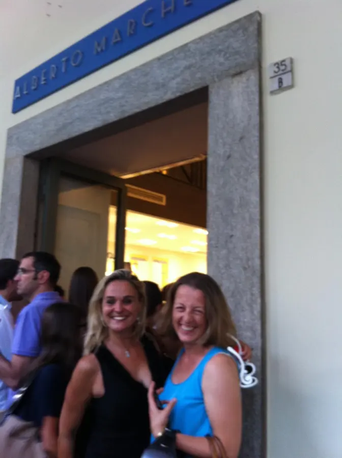 Chiara davanti alla porta di Alberto Marchetti in Via Po 35/B, il giorno dell'inaugurazione