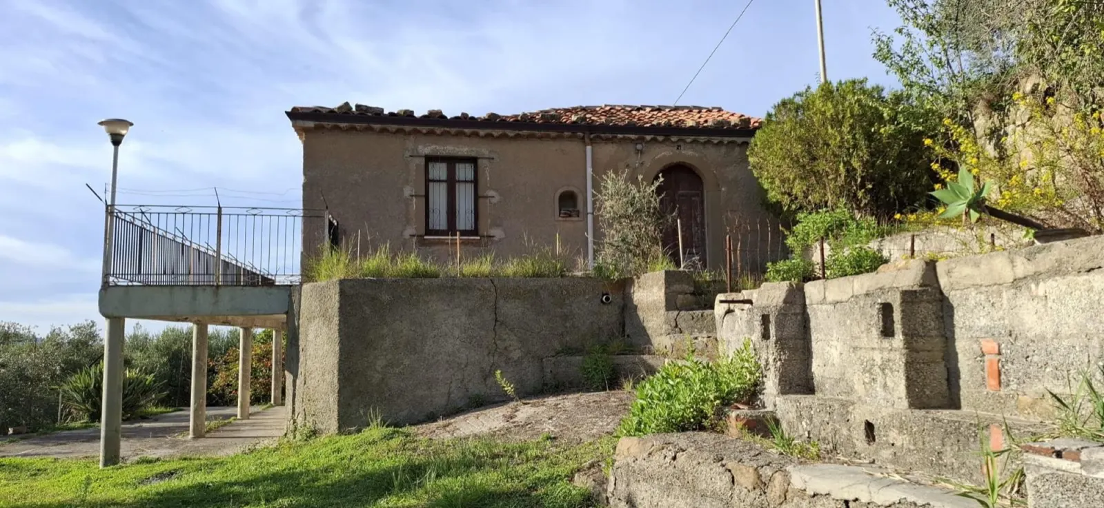 La casa di pietra tra gli ulivi