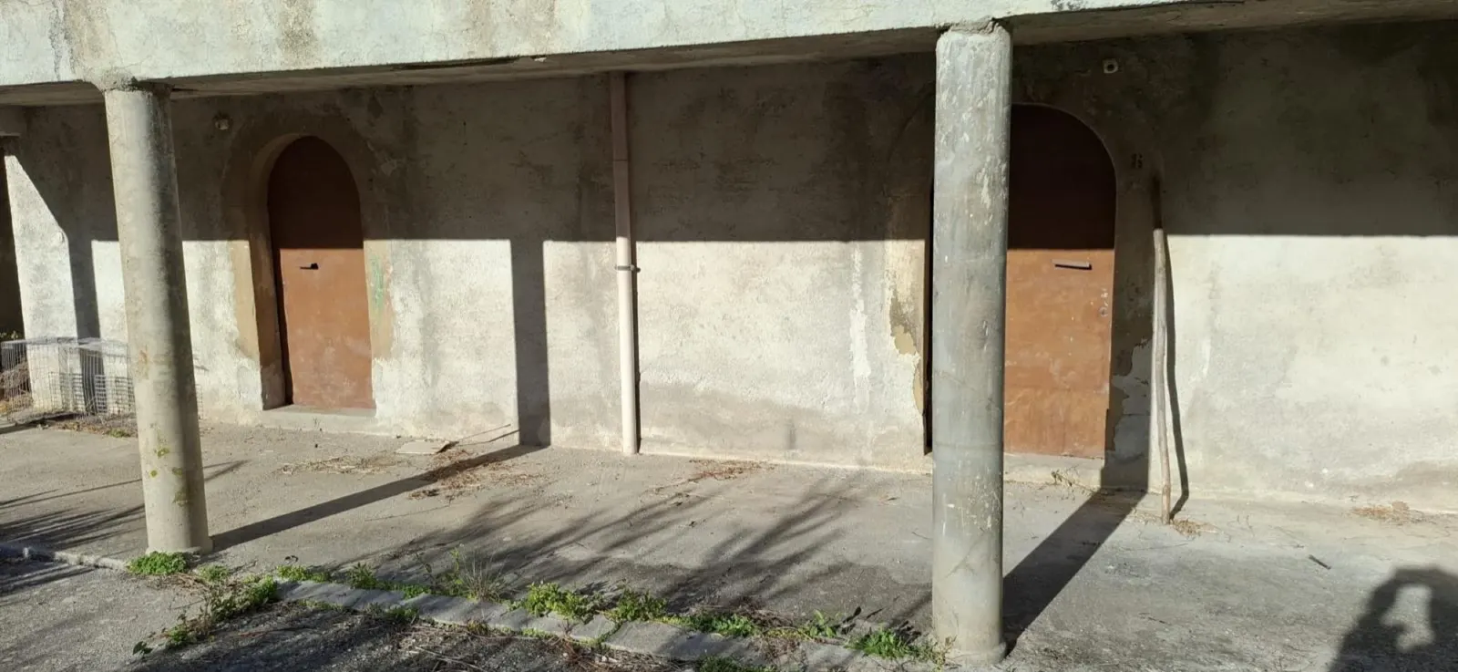 Le porte ad arco sotto il portico