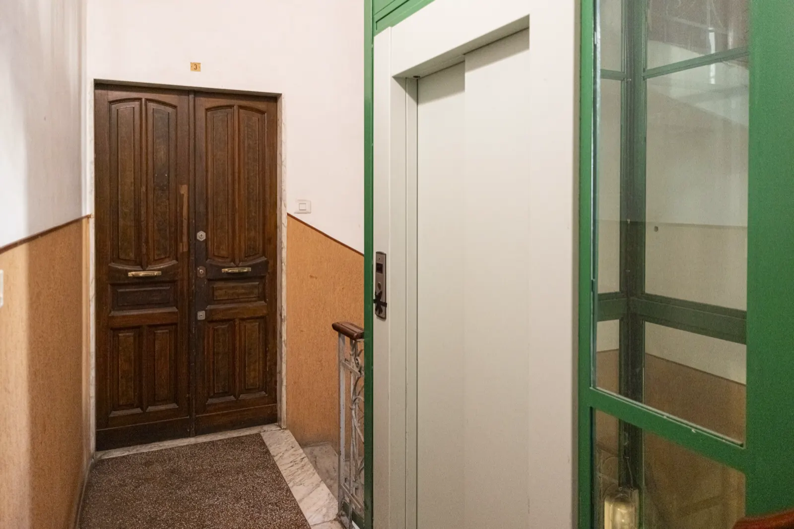 Il portone e l’ascensore
